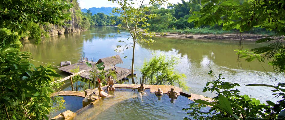 storby, river kwai og sandstrande